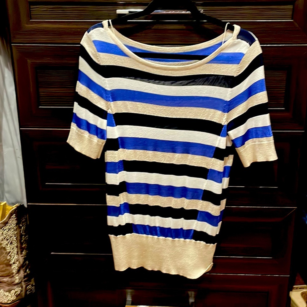 Black house white market top